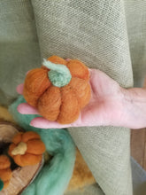 Load image into Gallery viewer, 100% Sheep’s Wool Felted Pumpkins
